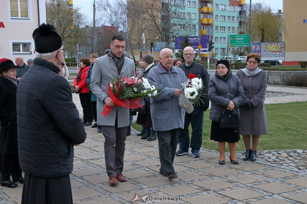 Ostrołęczanie oddali hołd ofiarom katastrofy smoleńskiej [10.04.2019] - zdjęcie #17 - eOstroleka.pl