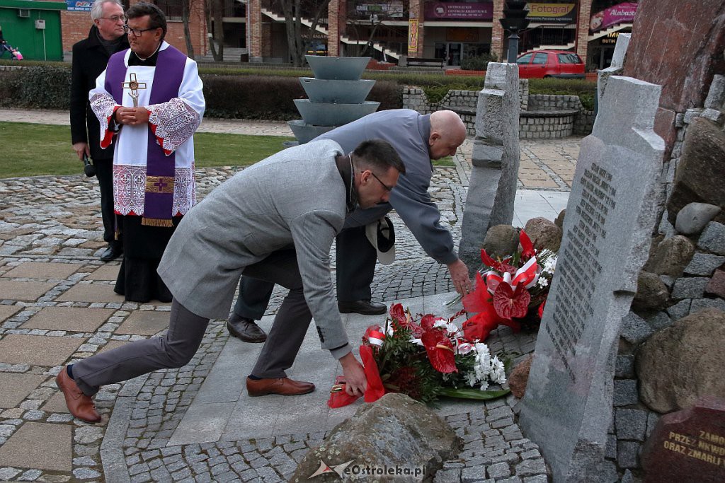 Ostrołęczanie oddali hołd ofiarom katastrofy smoleńskiej [10.04.2019] - zdjęcie #20 - eOstroleka.pl