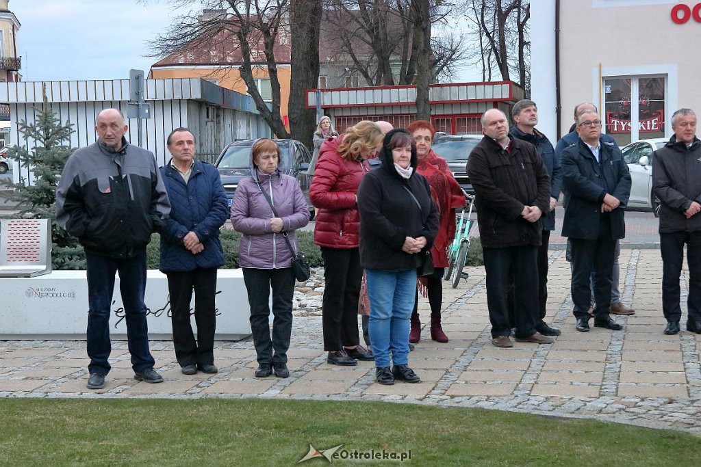 Ostrołęczanie oddali hołd ofiarom katastrofy smoleńskiej [10.04.2019] - zdjęcie #33 - eOstroleka.pl