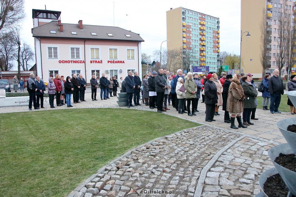 Ostrołęczanie oddali hołd ofiarom katastrofy smoleńskiej [10.04.2019] - zdjęcie #34 - eOstroleka.pl