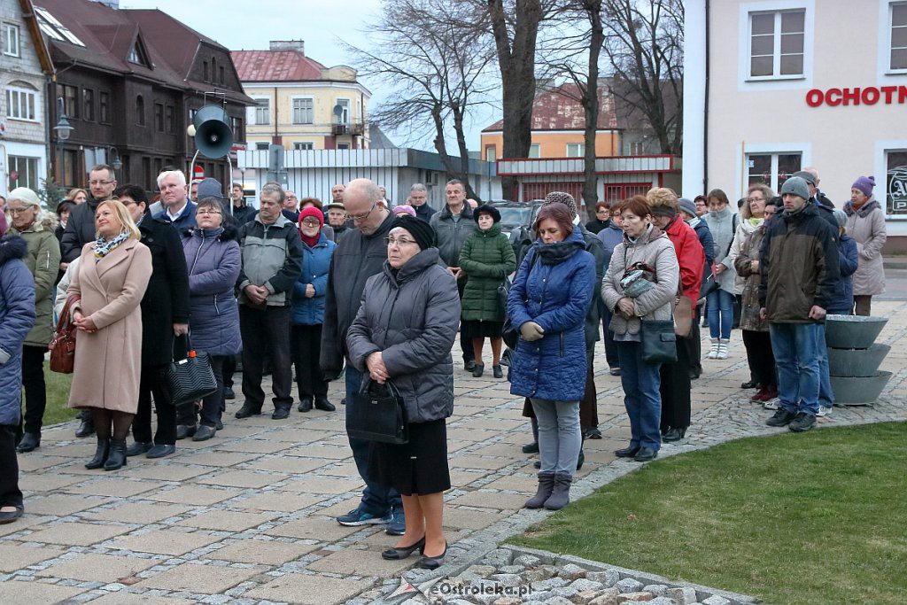 Ostrołęczanie oddali hołd ofiarom katastrofy smoleńskiej [10.04.2019] - zdjęcie #37 - eOstroleka.pl
