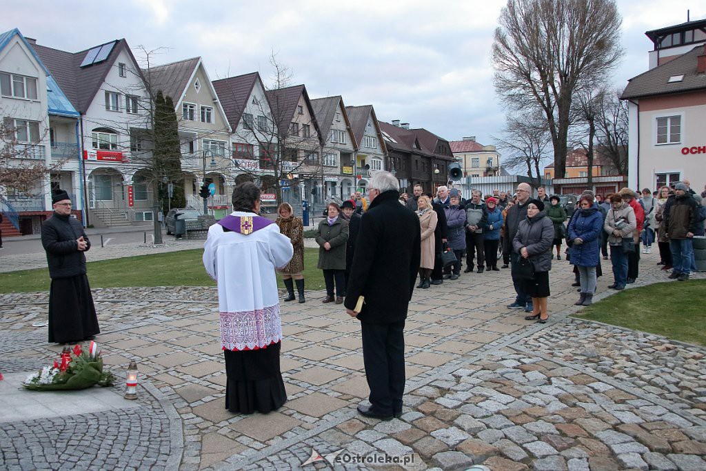 Ostrołęczanie oddali hołd ofiarom katastrofy smoleńskiej [10.04.2019] - zdjęcie #38 - eOstroleka.pl