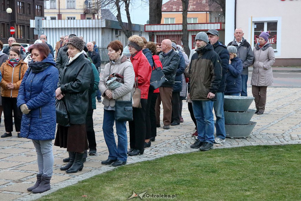 Ostrołęczanie oddali hołd ofiarom katastrofy smoleńskiej [10.04.2019] - zdjęcie #43 - eOstroleka.pl