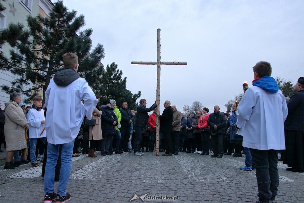 Droga Krzyżowa w ostrołęckiej farze [16.04.2019] - zdjęcie #4 - eOstroleka.pl