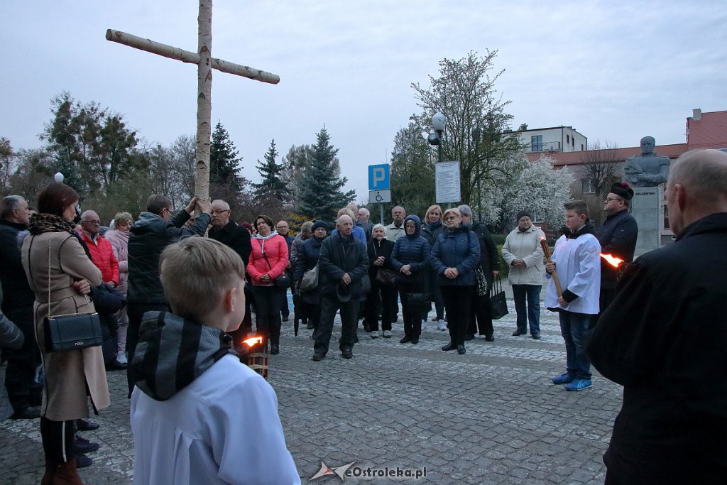 Droga Krzyżowa w ostrołęckiej farze [16.04.2019] - zdjęcie #5 - eOstroleka.pl