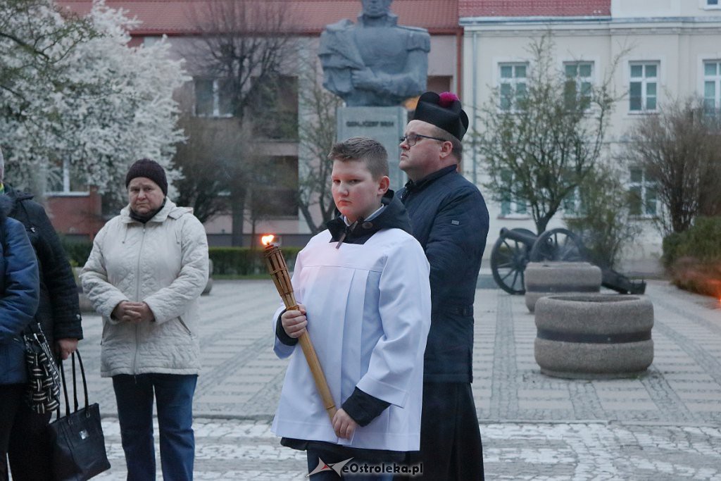 Droga Krzyżowa w ostrołęckiej farze [16.04.2019] - zdjęcie #6 - eOstroleka.pl