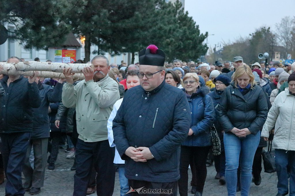 Droga Krzyżowa w ostrołęckiej farze [16.04.2019] - zdjęcie #21 - eOstroleka.pl
