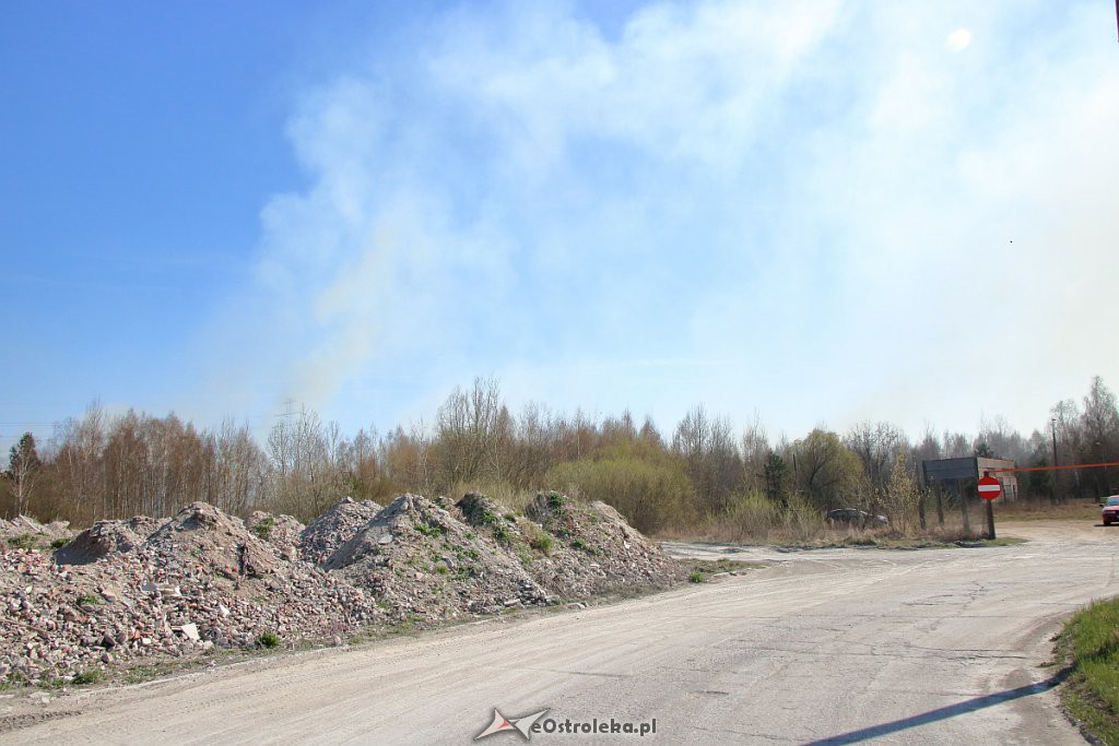 Kłęby dymu nad osiedlem Wojciechowice [ZDJĘCIA] - zdjęcie #7 - eOstroleka.pl