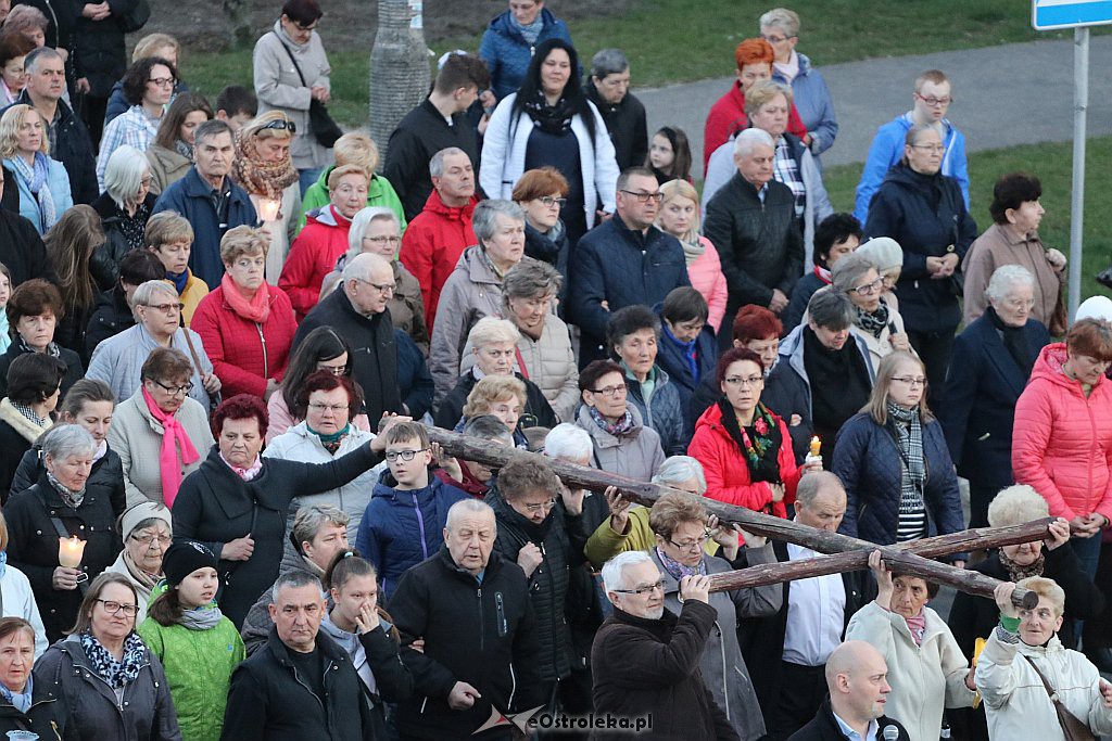Droga Krzyżowa w parafii Zbawiciela Świata [17.4.2019] - zdjęcie #13 - eOstroleka.pl