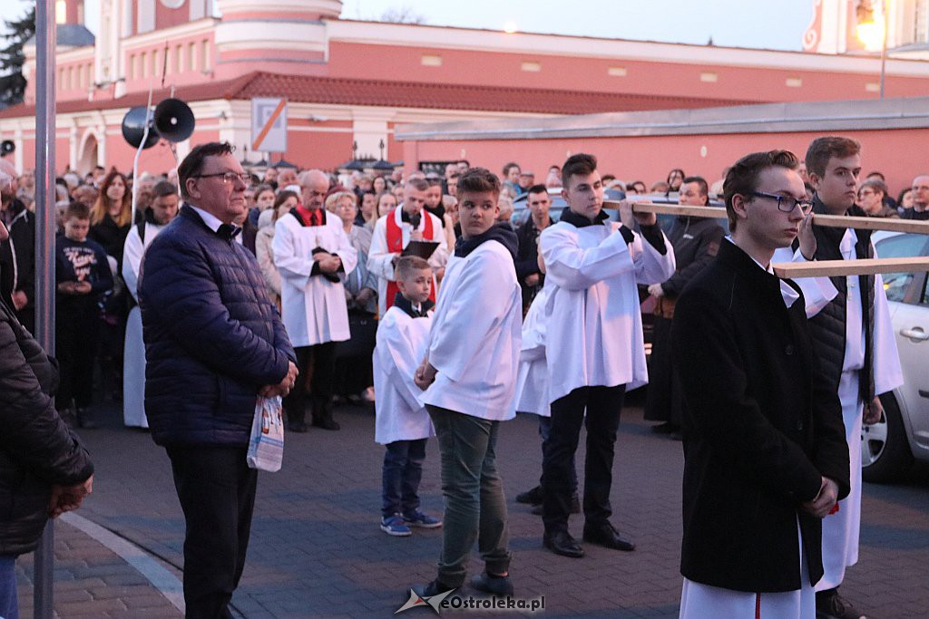 Droga Krzyżowa w parafii św. Antoniego [19.4.2019] - zdjęcie #2 - eOstroleka.pl