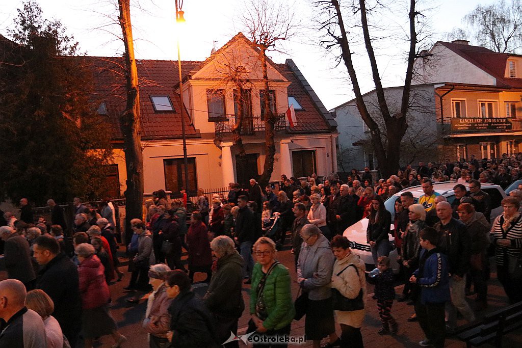 Droga Krzyżowa w parafii św. Antoniego [19.4.2019] - zdjęcie #23 - eOstroleka.pl
