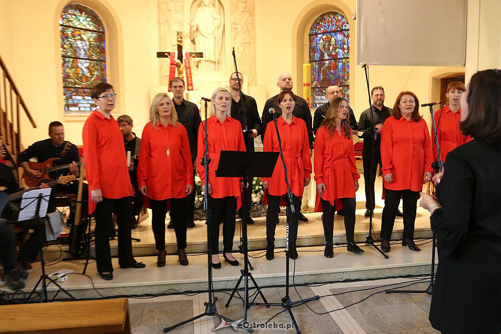 Koncert gospel w parafii pw. św. Wojciecha [25.4.2019] - zdjęcie #2 - eOstroleka.pl