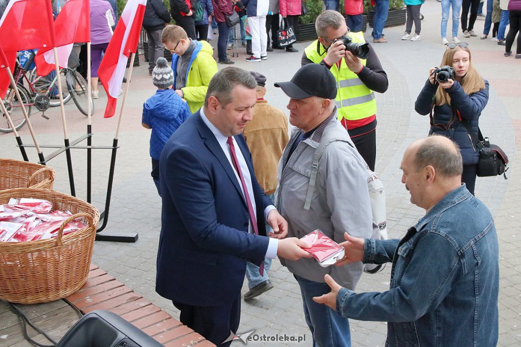 Biało-czerwona dla mieszkańców od samorządu [ZDJĘCIA] - zdjęcie #30 - eOstroleka.pl