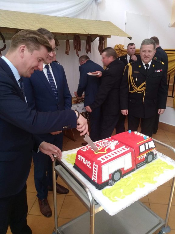 Strażacy ochotnicy z Troszyna dostali nowy wóz ratowniczo-gaśniczy [15.05.2019] - zdjęcie #1 - eOstroleka.pl