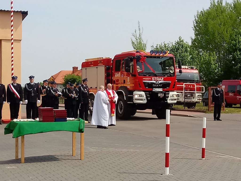 Strażacy ochotnicy z Troszyna dostali nowy wóz ratowniczo-gaśniczy [15.05.2019] - zdjęcie #2 - eOstroleka.pl