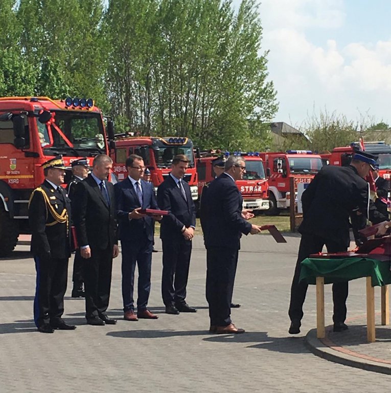 Strażacy ochotnicy z Troszyna dostali nowy wóz ratowniczo-gaśniczy [15.05.2019] - zdjęcie #39 - eOstroleka.pl