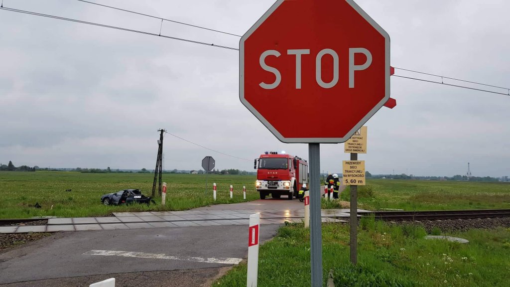 Zderzenie osobówki z pociągiem. Młody kierowca walczy o życie w szpitalu [ZDJĘCIA] - zdjęcie #11 - eOstroleka.pl