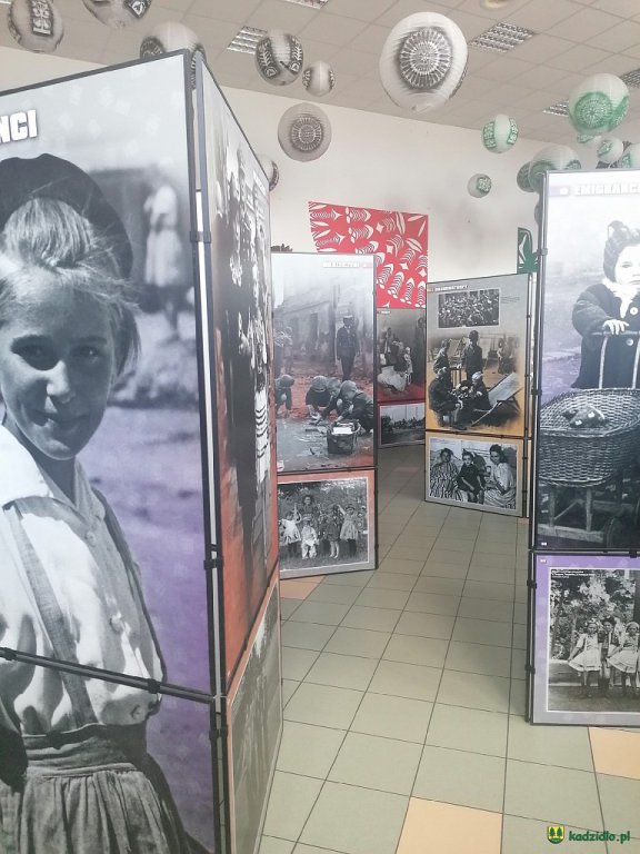 „Ukradzione dzieciństwo” – poruszająca wystawa od dziś dostępna w Centrum Kultury Kurpiowskiej [14.09.2020] - zdjęcie #5 - eOstroleka.pl