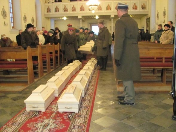 Ostrołęccy „Czwartacy” uczestniczyli w uroczystości przeniesienia szczątków żołnierzy Powstania Listopadowego - zdjęcie #13 - eOstroleka.pl