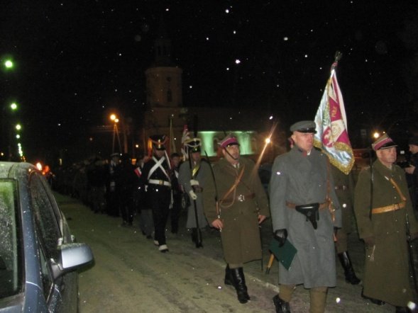 Ostrołęccy „Czwartacy” uczestniczyli w uroczystości przeniesienia szczątków żołnierzy Powstania Listopadowego - zdjęcie #36 - eOstroleka.pl