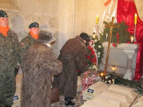 Ostrołęccy „Czwartacy” uczestniczyli w uroczystości przeniesienia szczątków żołnierzy Powstania Listopadowego - zdjęcie #37 - eOstroleka.pl