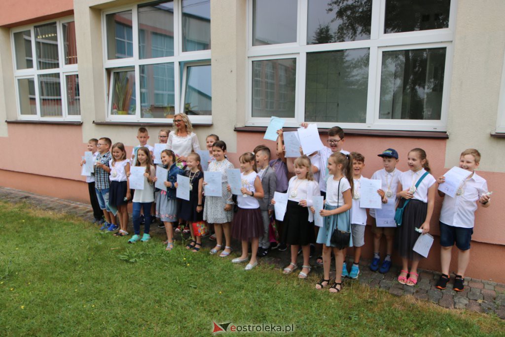 Wakacje 2021 rozpoczęte. Uczniowie ze świadectwami w rękach mogą już wypoczywać [25.06.2021] - zdjęcie #32 - eOstroleka.pl