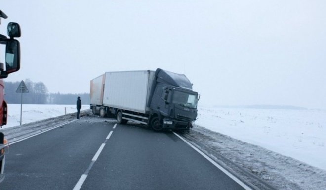 Wypadek na DK61 (28.12.2010) - zdjęcie #1 - eOstroleka.pl