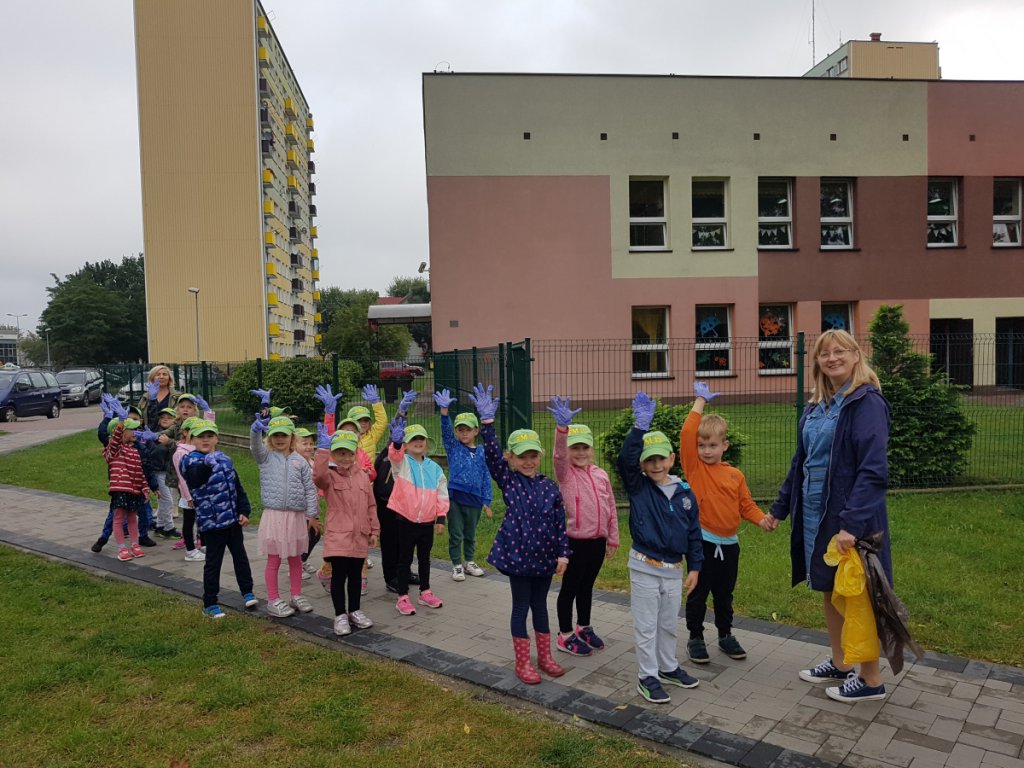 Przedszkolaki sprzątały Ostrołękę w ramach akcji „Myślę, więc nie śmiecę” [20.09.2021] - zdjęcie #11 - eOstroleka.pl