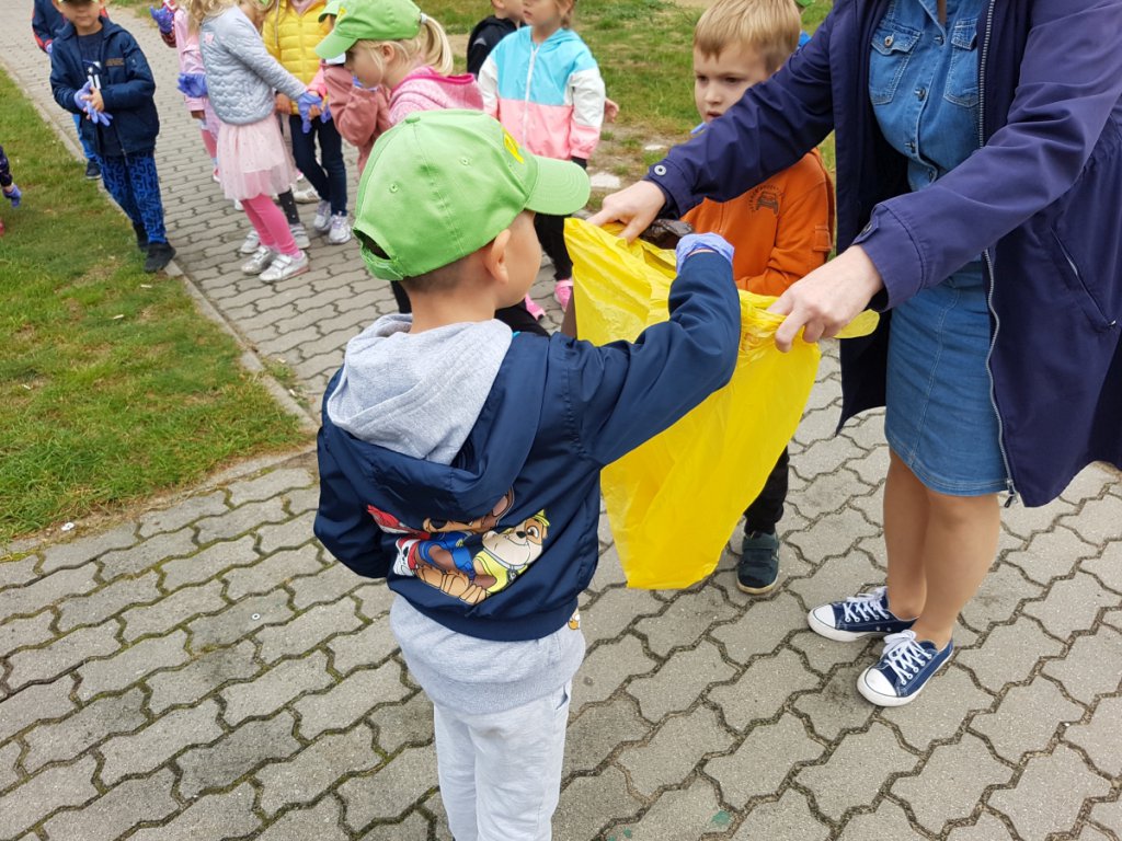 Przedszkolaki sprzątały Ostrołękę w ramach akcji „Myślę, więc nie śmiecę” [20.09.2021] - zdjęcie #12 - eOstroleka.pl