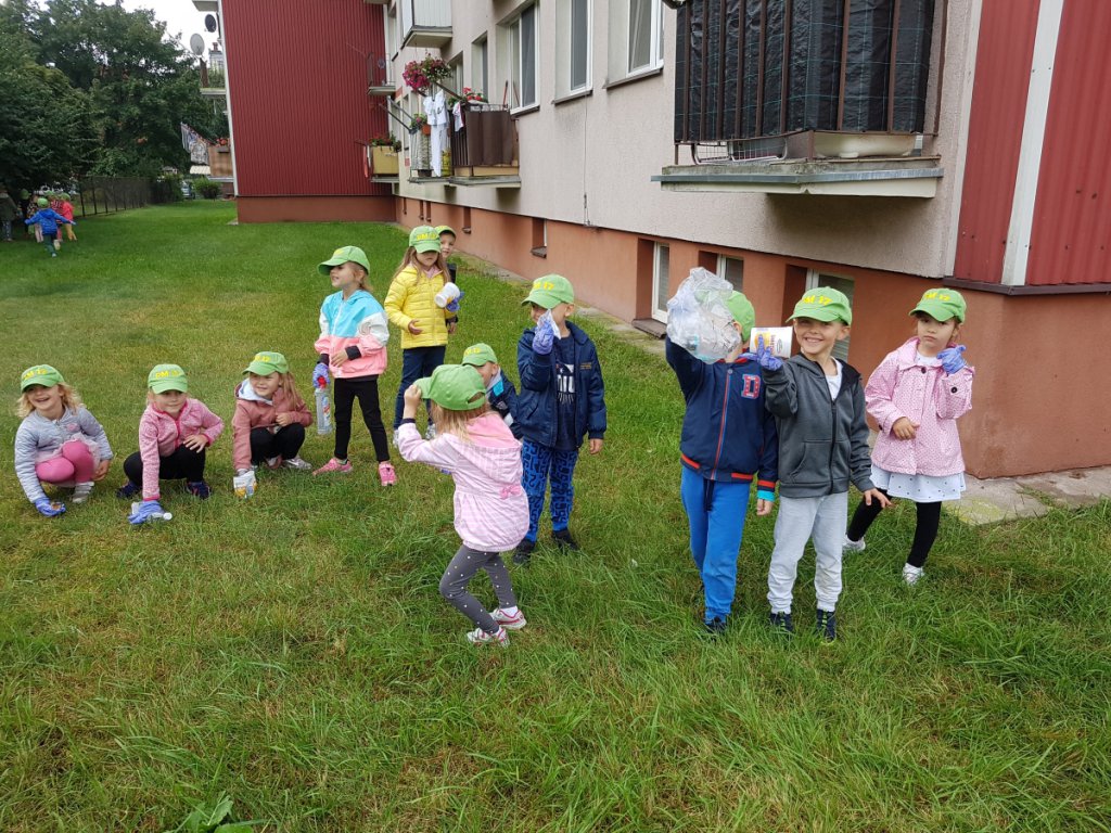 Przedszkolaki sprzątały Ostrołękę w ramach akcji „Myślę, więc nie śmiecę” [20.09.2021] - zdjęcie #19 - eOstroleka.pl