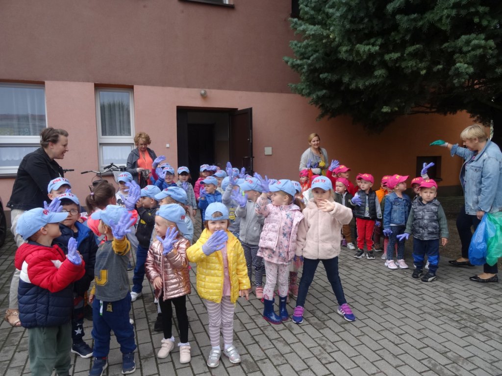 Przedszkolaki sprzątały Ostrołękę w ramach akcji „Myślę, więc nie śmiecę” [20.09.2021] - zdjęcie #21 - eOstroleka.pl