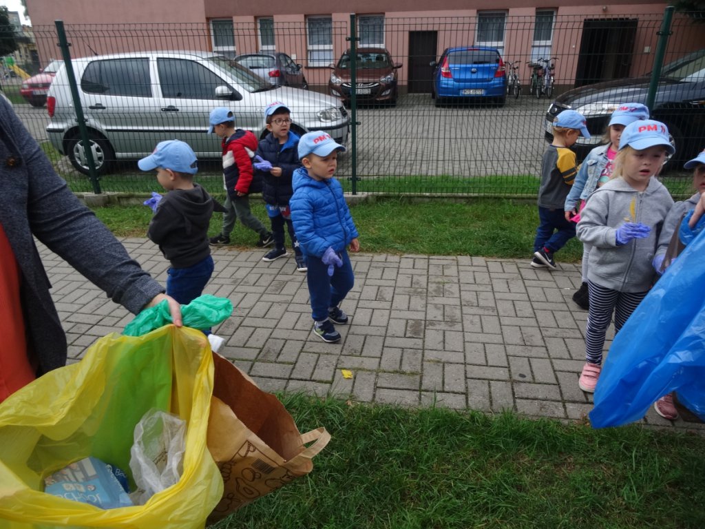 Przedszkolaki sprzątały Ostrołękę w ramach akcji „Myślę, więc nie śmiecę” [20.09.2021] - zdjęcie #23 - eOstroleka.pl