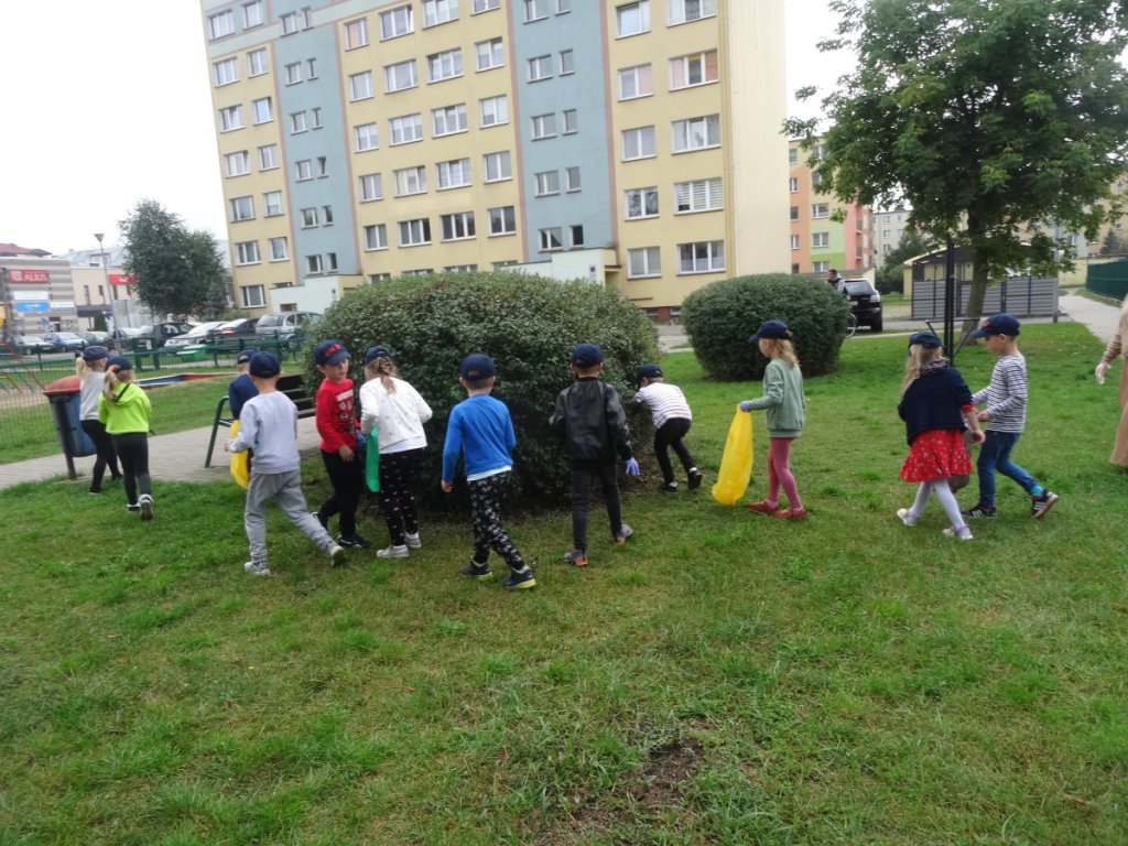 Przedszkolaki sprzątały Ostrołękę w ramach akcji „Myślę, więc nie śmiecę” [20.09.2021] - zdjęcie #30 - eOstroleka.pl
