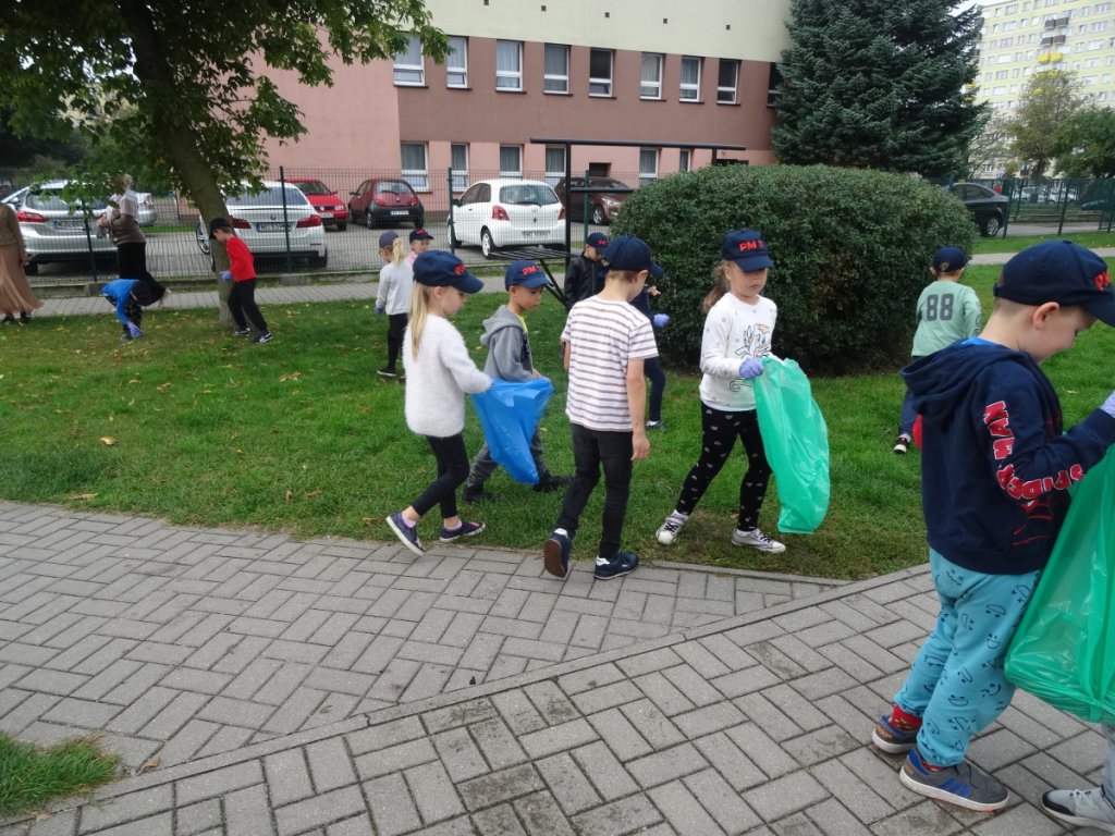 Przedszkolaki sprzątały Ostrołękę w ramach akcji „Myślę, więc nie śmiecę” [20.09.2021] - zdjęcie #31 - eOstroleka.pl