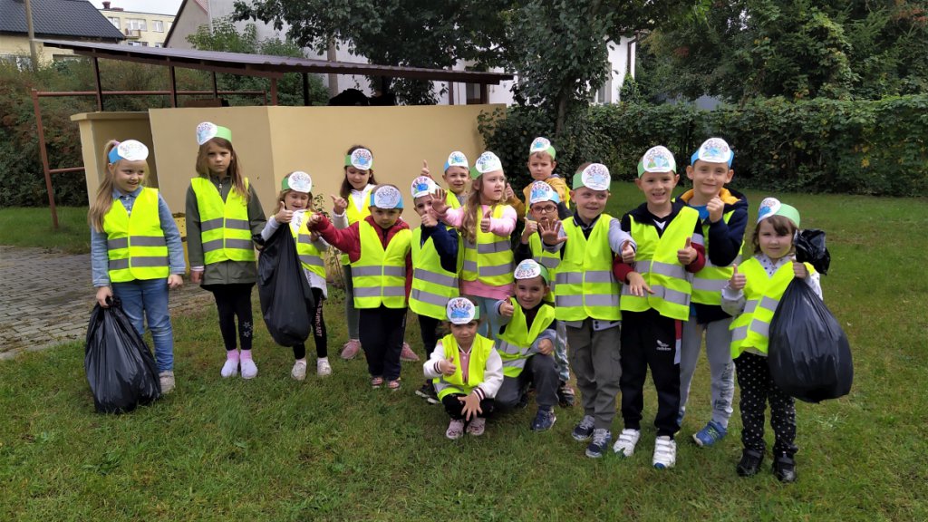 Przedszkolaki sprzątały Ostrołękę w ramach akcji „Myślę, więc nie śmiecę” [20.09.2021] - zdjęcie #38 - eOstroleka.pl