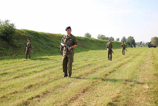 Klasy mundurowe z „dwójki” na obozie szkoleniowym w koszarach 2.ORP [11.10.2021] - zdjęcie #4 - eOstroleka.pl