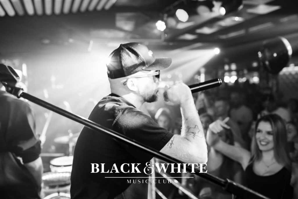 Łobuzy na trzecie urodziny Clubu Black&White [22.10.2021] - zdjęcie #16 - eOstroleka.pl