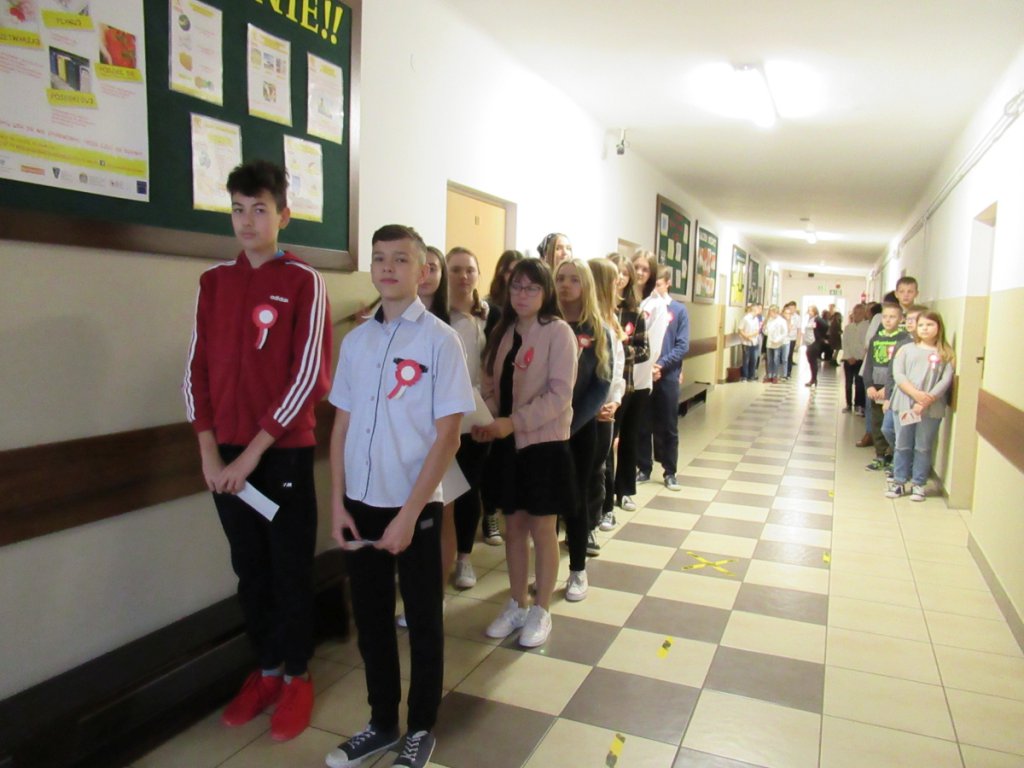 W Szkole Podstawowej w Zawadach ze śpiewem na ustach świętowali Dzień Niepodległości [10.11.2021] - zdjęcie #1 - eOstroleka.pl