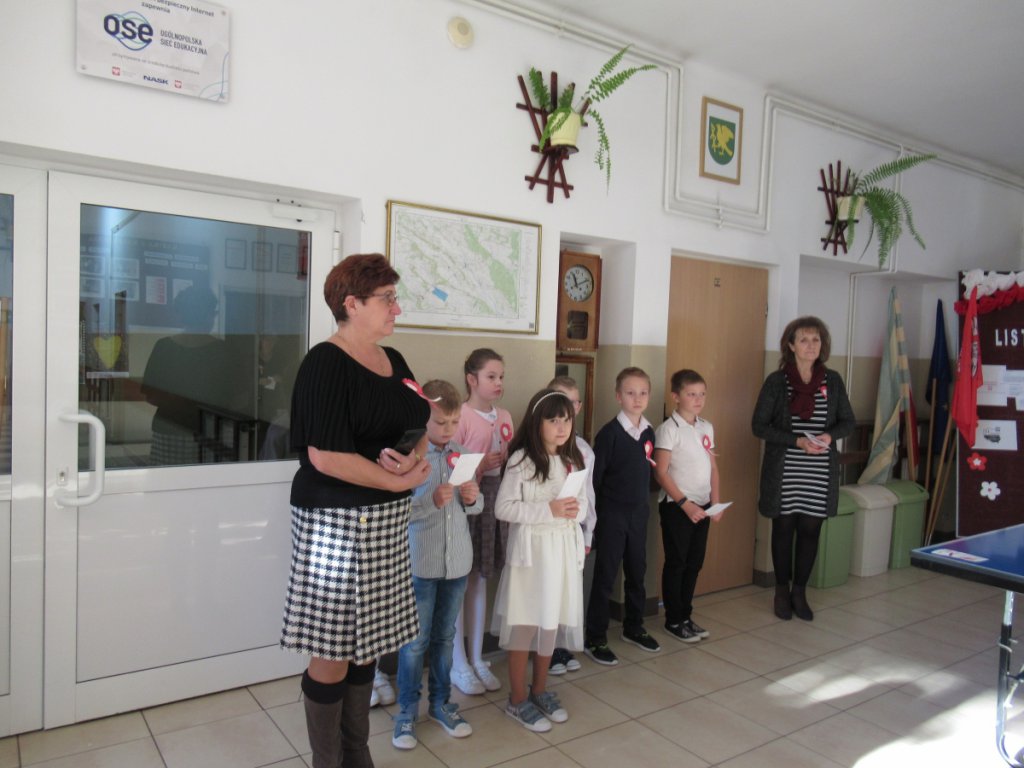 W Szkole Podstawowej w Zawadach ze śpiewem na ustach świętowali Dzień Niepodległości [10.11.2021] - zdjęcie #2 - eOstroleka.pl