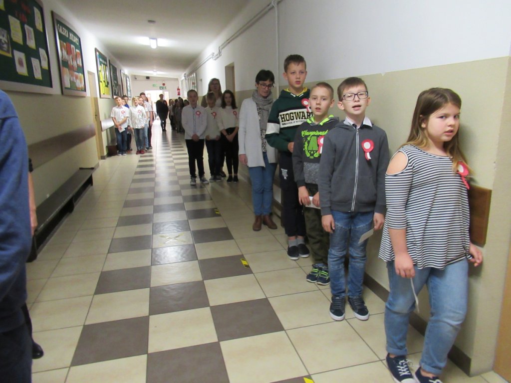 W Szkole Podstawowej w Zawadach ze śpiewem na ustach świętowali Dzień Niepodległości [10.11.2021] - zdjęcie #4 - eOstroleka.pl