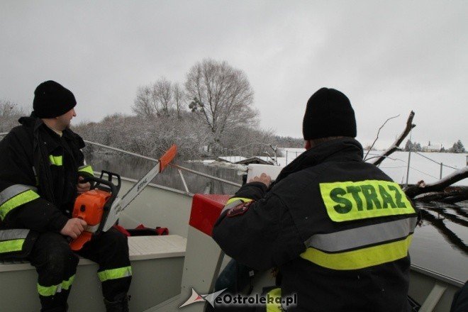 Ogromny konar uderzył w pomost (21.01.2011) - zdjęcie #23 - eOstroleka.pl