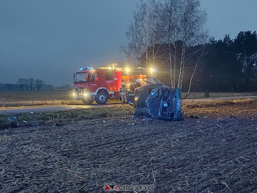 Poważny wypadek w Babie koło Łysych. W akcji śmigłowiec LPR [24.11.2021] - zdjęcie #12 - eOstroleka.pl