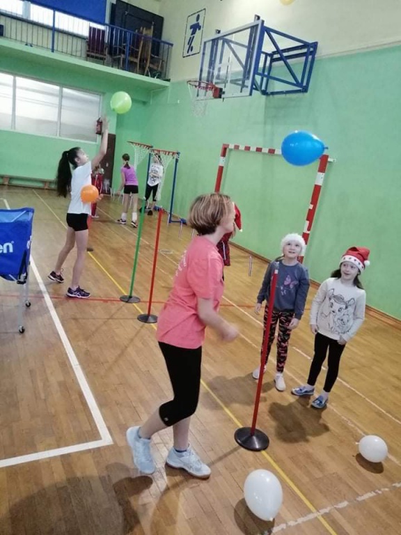 Sportowe Mikołajki w Szkole Podstawowej nr 2 w Ostrołęce - zdjęcie #6 - eOstroleka.pl