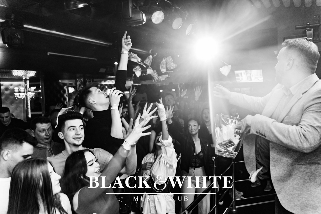Rzucam worki w tłum. Tematyczne party w Clubie Black&White [12.03.2022] - zdjęcie #37 - eOstroleka.pl
