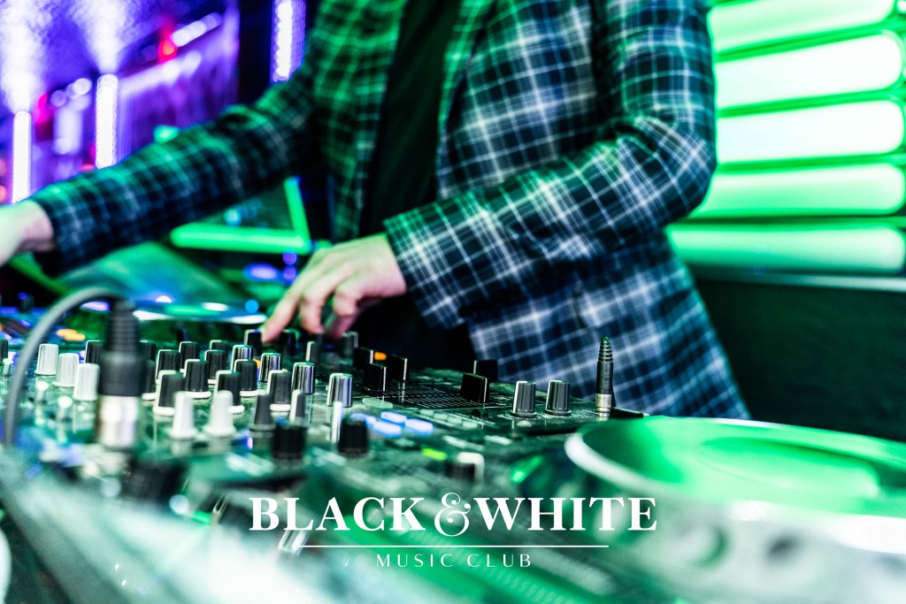 Rzucam worki w tłum. Tematyczne party w Clubie Black&White [12.03.2022] - zdjęcie #38 - eOstroleka.pl