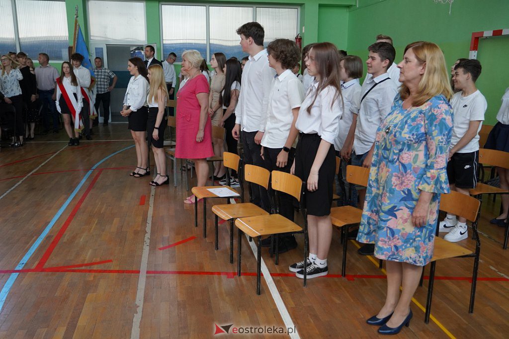 Zaokończenie roku szkolnego klas 8 Szkoły Podstawowej nr 2 [23.06.2022] - zdjęcie #4 - eOstroleka.pl
