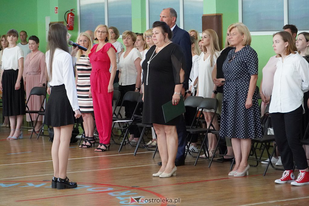 Zaokończenie roku szkolnego klas 8 Szkoły Podstawowej nr 2 [23.06.2022] - zdjęcie #5 - eOstroleka.pl