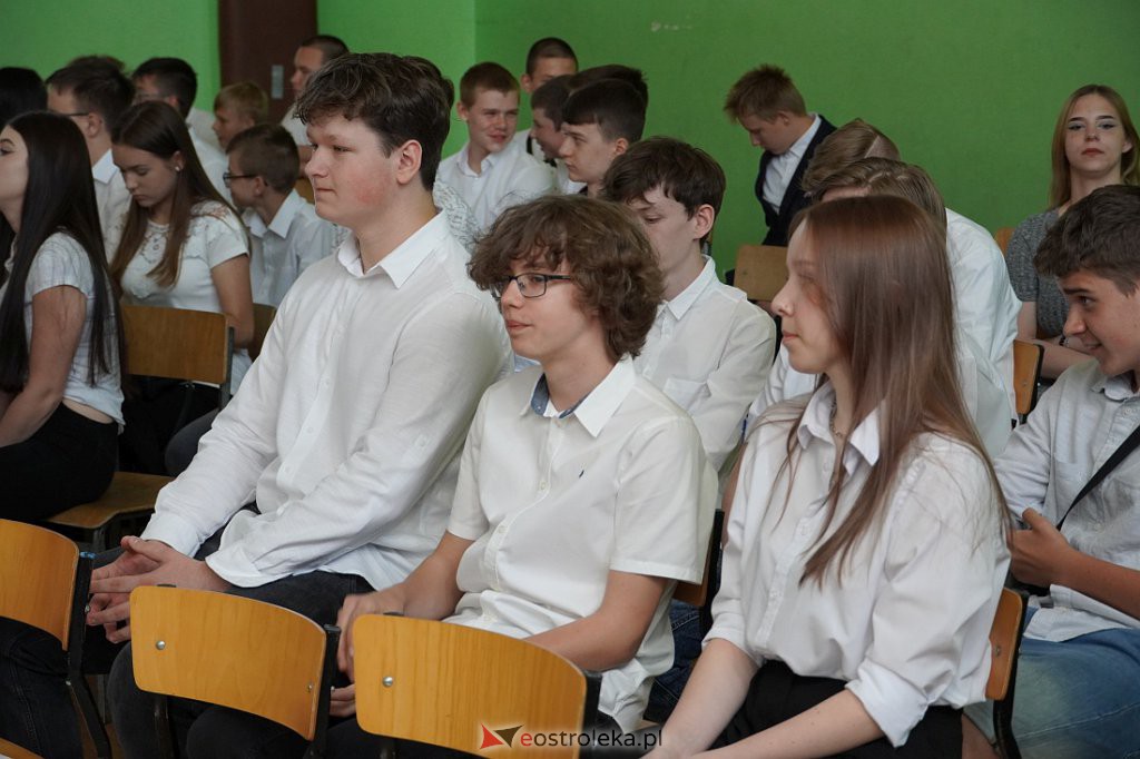 Zaokończenie roku szkolnego klas 8 Szkoły Podstawowej nr 2 [23.06.2022] - zdjęcie #6 - eOstroleka.pl