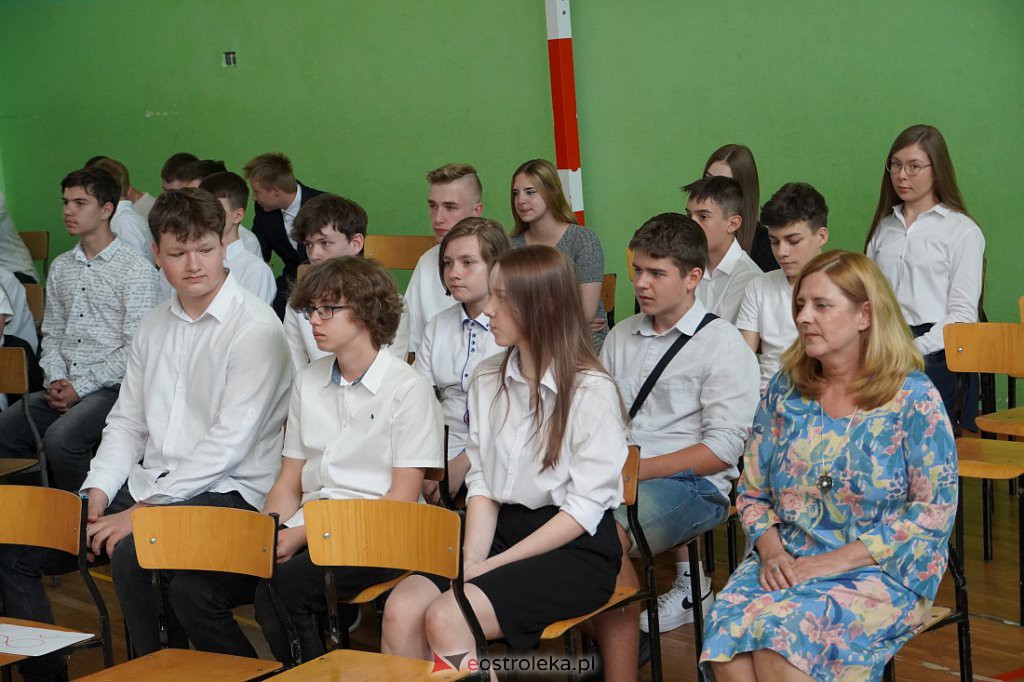 Zaokończenie roku szkolnego klas 8 Szkoły Podstawowej nr 2 [23.06.2022] - zdjęcie #8 - eOstroleka.pl