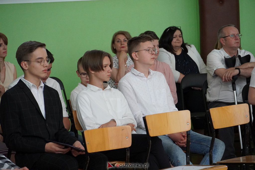 Zaokończenie roku szkolnego klas 8 Szkoły Podstawowej nr 2 [23.06.2022] - zdjęcie #25 - eOstroleka.pl